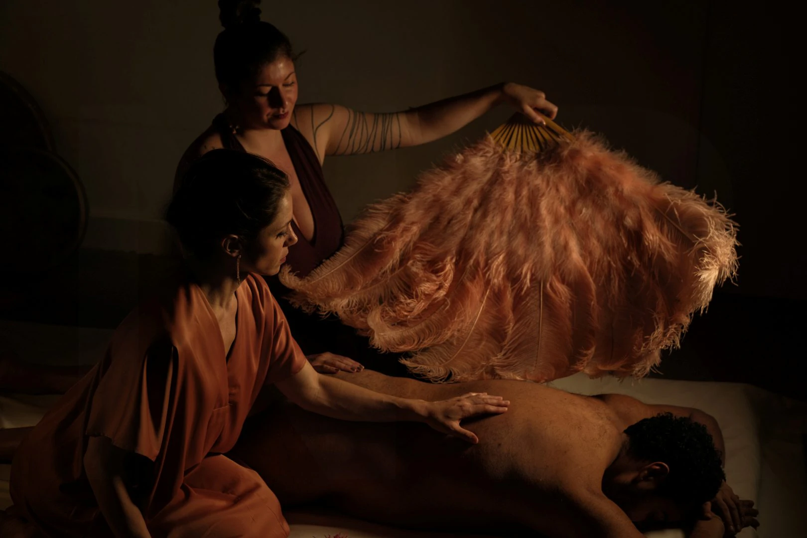 Rituel aux plumes guidé par deux praticiennes, dans le respect de la charte éthique