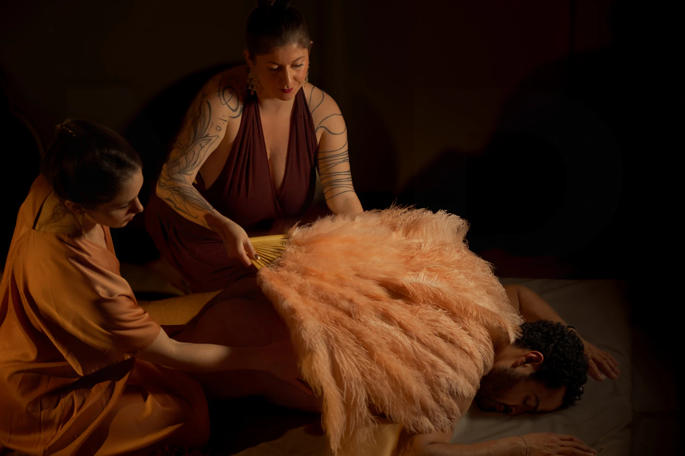 Éventail de plumes et massage sensoriel à 4 mains