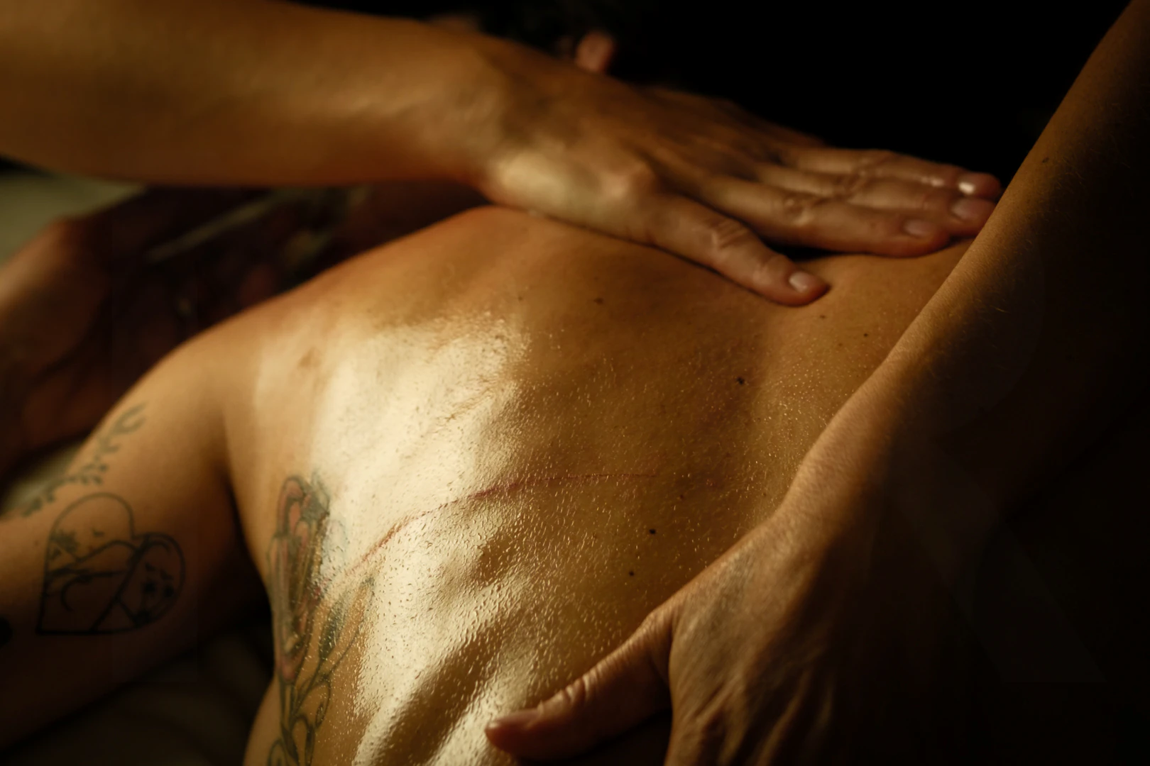 Mains qui glissent sur le dos pendant un massage tantrique et énergétique à Lyon
